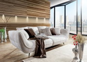 Großes, elegantes Megasofa in einem modernen Wohnzimmer mit Holzverkleidung und großen Fenstern, seitliche Perspektive.