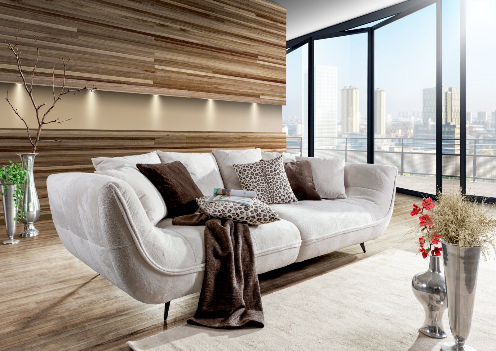 Großes, elegantes Megasofa in einem modernen Wohnzimmer mit Holzverkleidung und großen Fenstern, seitliche Perspektive.