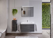 Moderne Badezimmermöbel in dunklem Holzton mit Waschbecken und Spiegel, seitliche Perspektive