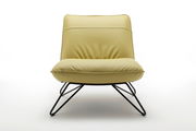 Moderner Sessel in hellem Gelb mit schwarzem Metallgestell, Frontalansicht