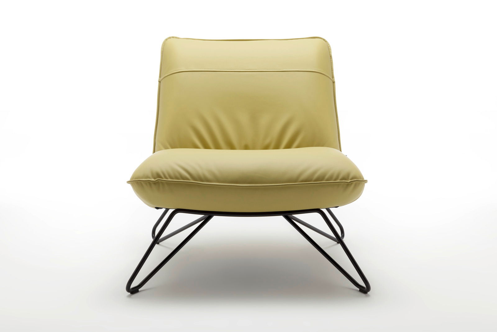 Moderner Sessel in hellem Gelb mit schwarzem Metallgestell, Frontalansicht