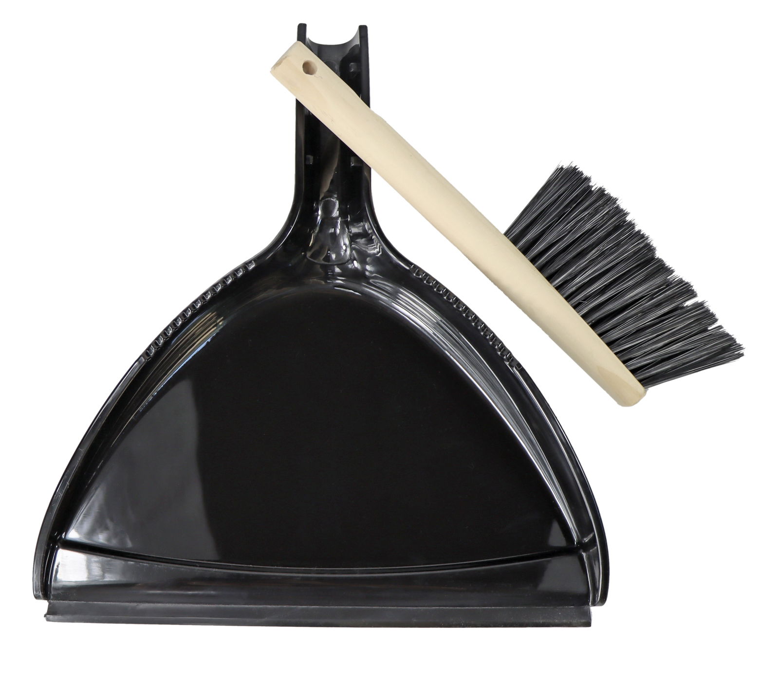 Kehrgarnitur bestehend aus einem schwarzen Kehrblech und einem Besen mit hellem Griff, von oben betrachtet.