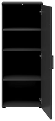 Schwarze Kommode mit geöffneter Tür, drei Regalböden sichtbar, Frontalansicht