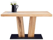 Moderner Esstisch aus Holz mit V-förmigen Beinen und schwarzer Basis, seitliche Perspektive.