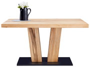 Moderner Esstisch aus Holz mit V-förmigen Beinen und schwarzer Basis, seitliche Perspektive.