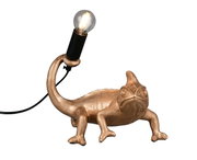 Goldene Tischleuchte in Form eines Chamäleons mit einer Glühbirne auf dem Schwanz, seitliche Perspektive