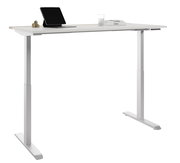 Moderner höhenverstellbarer E-Schreibtisch in seitlicher Perspektive mit Tablet, Glas und Büchern auf der Tischplatte.