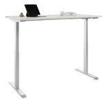 Moderner höhenverstellbarer E-Schreibtisch in seitlicher Perspektive mit Tablet, Glas und Büchern auf der Tischplatte.