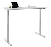 Moderner höhenverstellbarer E-Schreibtisch in seitlicher Perspektive mit Tablet, Glas und Büchern auf der Tischplatte.