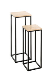 Zwei moderne Beistelltische im 2er-Set mit schwarzem Metallgestell und hellen Holzplatten, freistehend vor weißem Hintergrund, in schräger Frontansicht (leicht von oben)