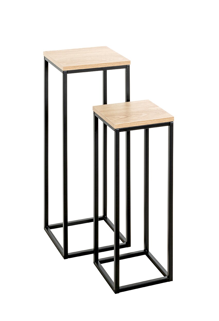Zwei moderne Beistelltische im 2er-Set mit schwarzem Metallgestell und hellen Holzplatten, freistehend vor weißem Hintergrund, in schräger Frontansicht (leicht von oben)