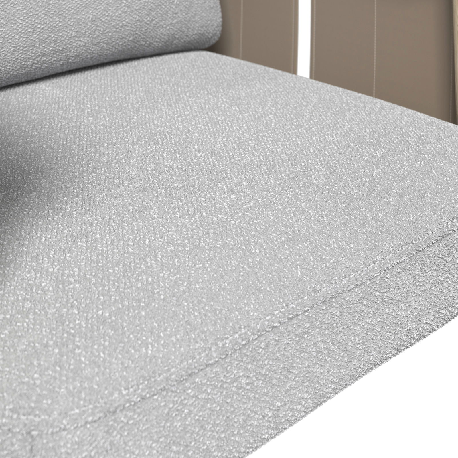 Nahaufnahme eines Armlehnstuhls mit hellgrauem Stoffbezug, seitliche Perspektive