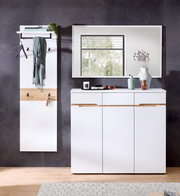 Moderne Garderobenkombination mit weißem Garderobenpaneel, Spiegel und Schuhschrank, frontal fotografiert.