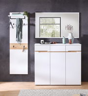 Moderne Garderobenkombination mit weißem Garderobenpaneel, Spiegel und Schuhschrank, frontal fotografiert.