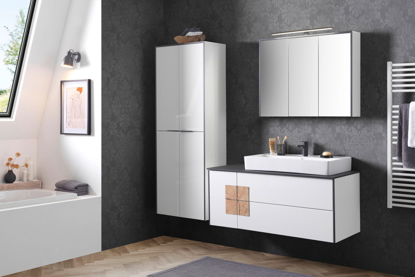 Modernes Waschtisch-Set in einem stilvollen Badezimmer mit dunkler Tapete, bestehend aus einem weißen Waschtisch mit schwarzer Ablagefläche, einem großen Spiegel und einem hohen Schrank. Perspektive: Frontalansicht.