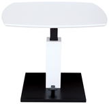 Moderner Couchtisch mit weißer Tischplatte und schwarzem Sockel, frontal betrachtet.