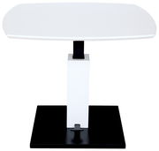 Moderner Couchtisch mit weißer Tischplatte und schwarzem Sockel, frontal betrachtet.