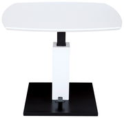 Moderner Couchtisch mit weißer Tischplatte und schwarzem Sockel, frontal betrachtet.