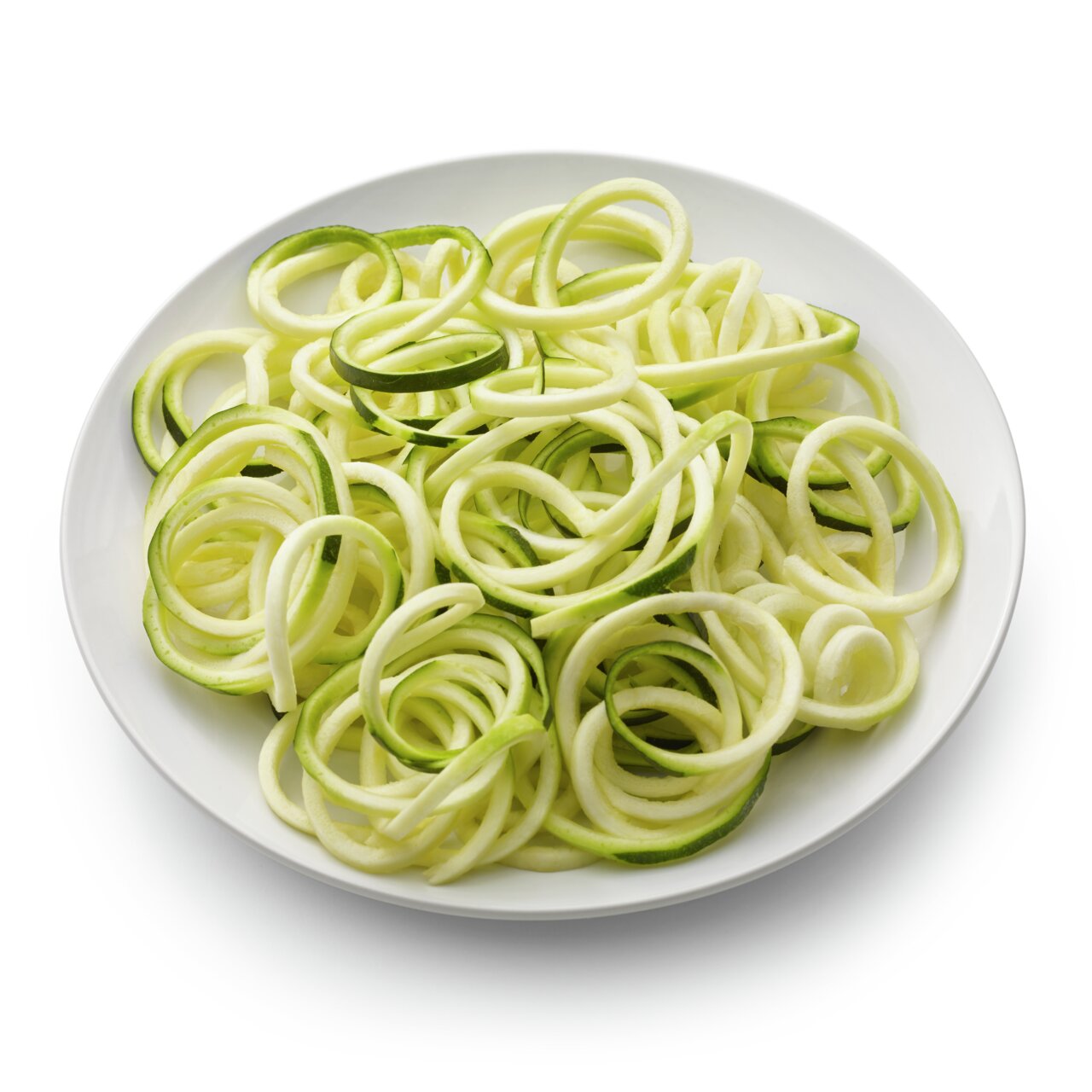 Ein Teller mit spiralförmig geschnittenen Zucchini, von oben betrachtet.