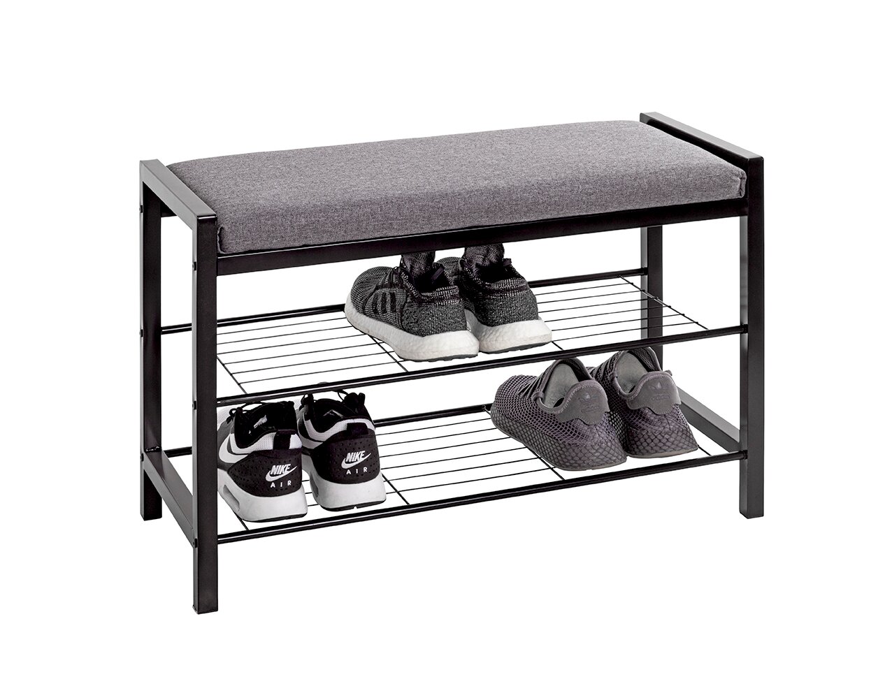 Schwarze Schuhbank mit grauem Sitzpolster und zwei Draht-Schuhablagen, mit Schuhen bestückt, freigestellt auf weißem Hintergrund, Perspektive: schräg von vorne (3/4-Ansicht).