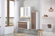 Moderner Spiegelschrank in einem stilvollen Badezimmer, frontal betrachtet.