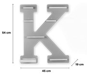 Graues Wandregal in Buchstabenform „K“ mit mehreren kleinen Ablagebrettern, Maße ca. 54 x 45 x 19 cm, frontal von vorn auf weißem Hintergrund abgebildet.