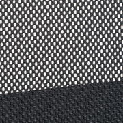 Nahaufnahme des Netzgewebes eines Drehstuhls aus seitlicher Perspektive