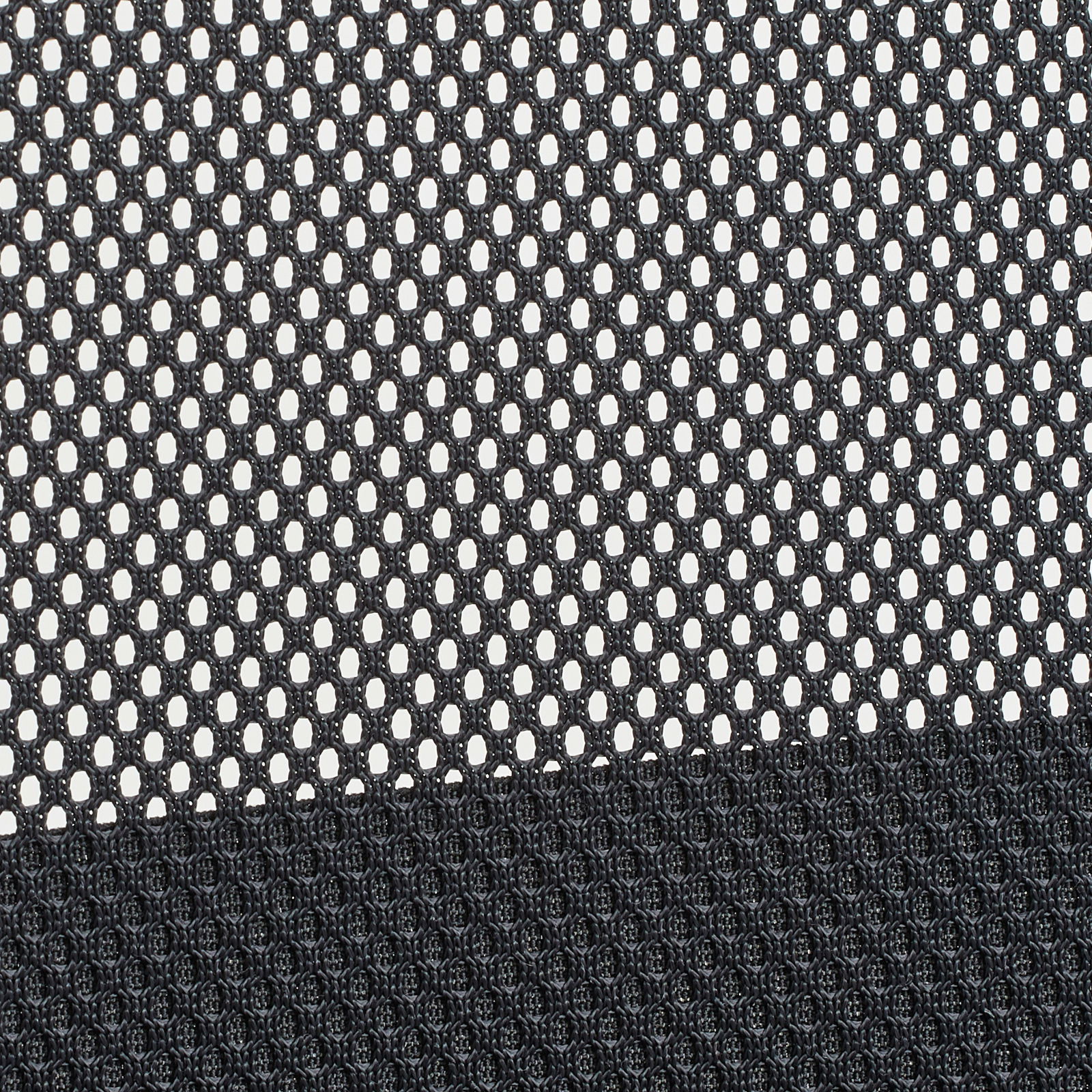 Nahaufnahme des Netzgewebes eines Drehstuhls aus seitlicher Perspektive