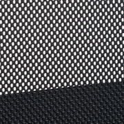 Nahaufnahme des Netzgewebes eines Drehstuhls aus seitlicher Perspektive