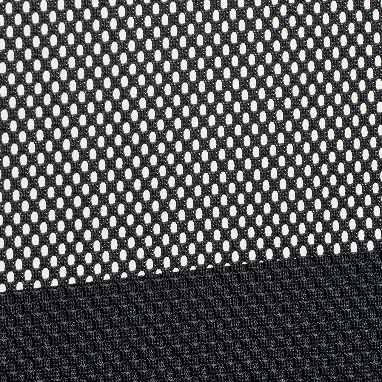 Nahaufnahme des Netzgewebes eines Drehstuhls aus seitlicher Perspektive