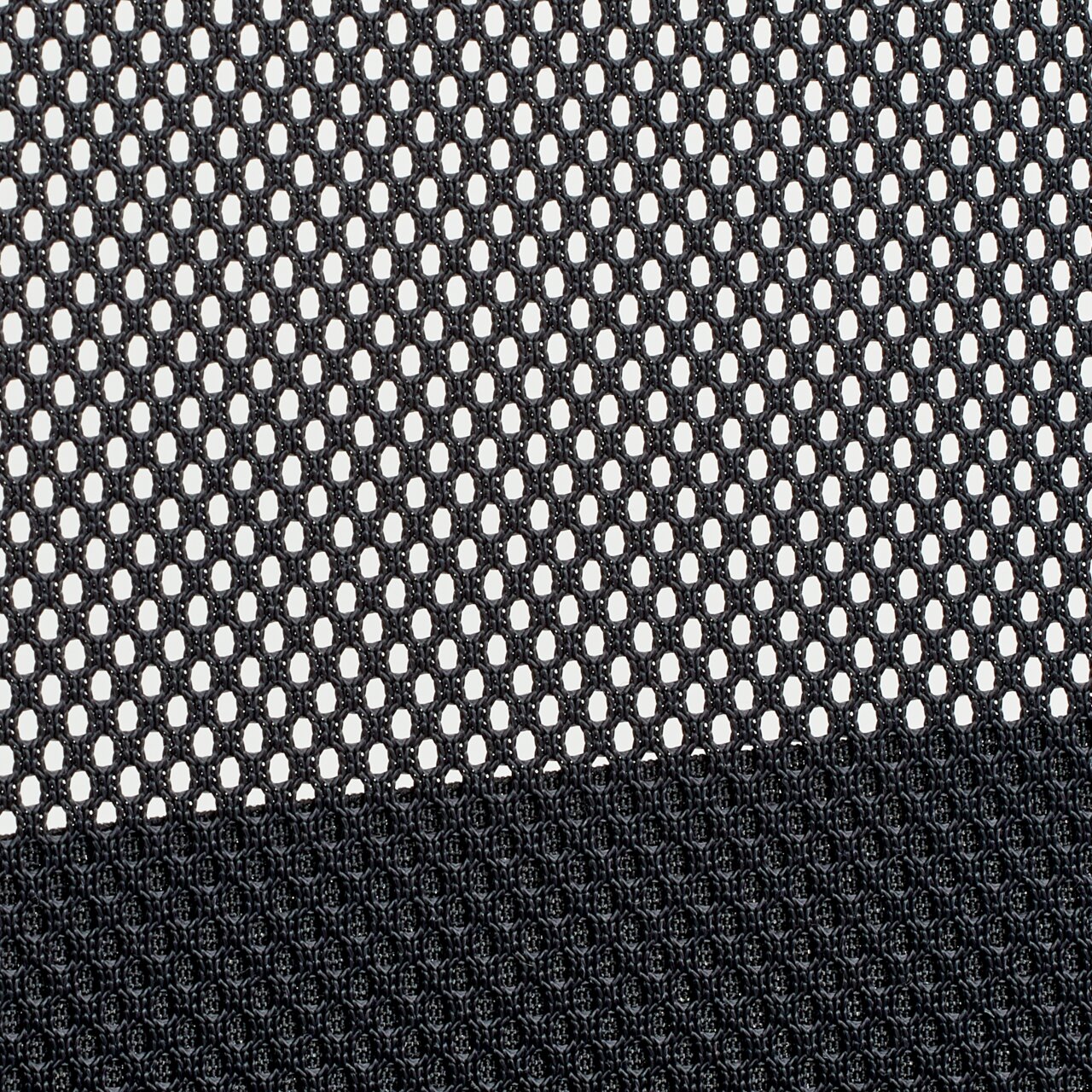 Nahaufnahme des Netzgewebes eines Drehstuhls aus seitlicher Perspektive