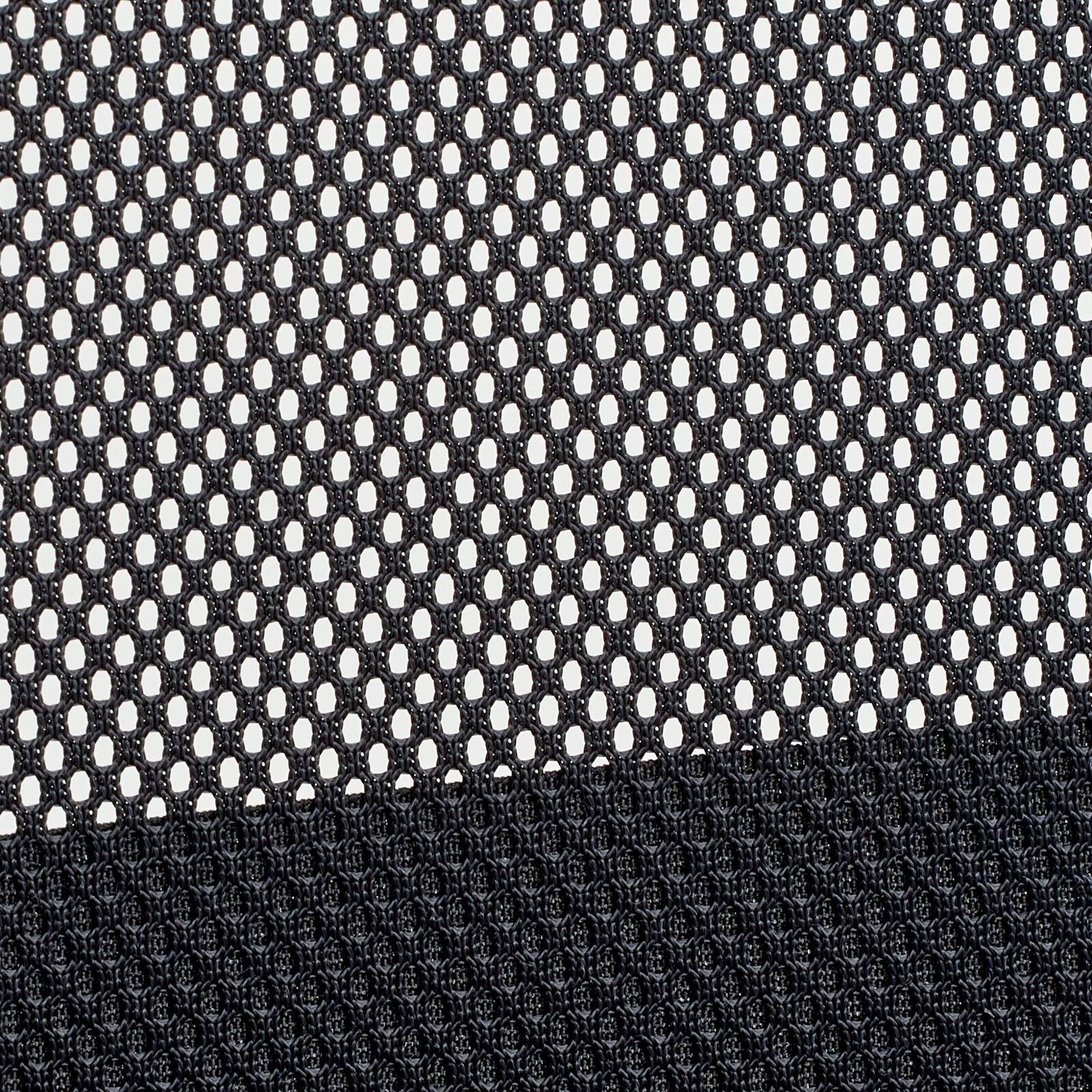 Nahaufnahme des Netzgewebes eines Drehstuhls aus seitlicher Perspektive