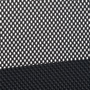 Nahaufnahme des Netzgewebes eines Drehstuhls aus seitlicher Perspektive