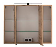 Offener Spiegelschrank mit Holzrahmen, zwei Glaseinlegeböden und integrierter Steckdose, frontale Ansicht.