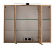 Offener Spiegelschrank mit Holzrahmen, zwei Glaseinlegeböden und integrierter Steckdose, frontale Ansicht.