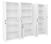 Weiße Schrankkombination mit mehreren offenen Türen und verstellbaren Einlegeböden, Frontansicht in leichter Schrägperspektive.