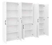 Witte kastcombinatie met meerdere open deuren en verstelbare legplanken, vooraanzicht in licht schuin perspectief.