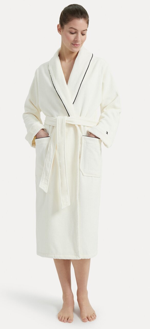 Frau in einem weißen Bademantel mit Schalkragen, Vorderansicht