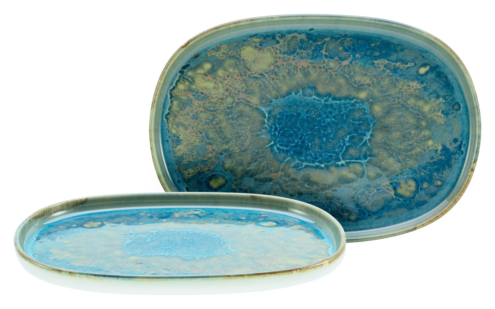 creaTable Servierplatte 2-tlg YUKI Zwei ovale Keramik-Servierplatten in Blau- und Türkistönen mit reaktiver Glasur und rustikalem Rand, eine stehend von oben frontal und eine liegend in leichter Seitenansicht vor weißem Hintergrund