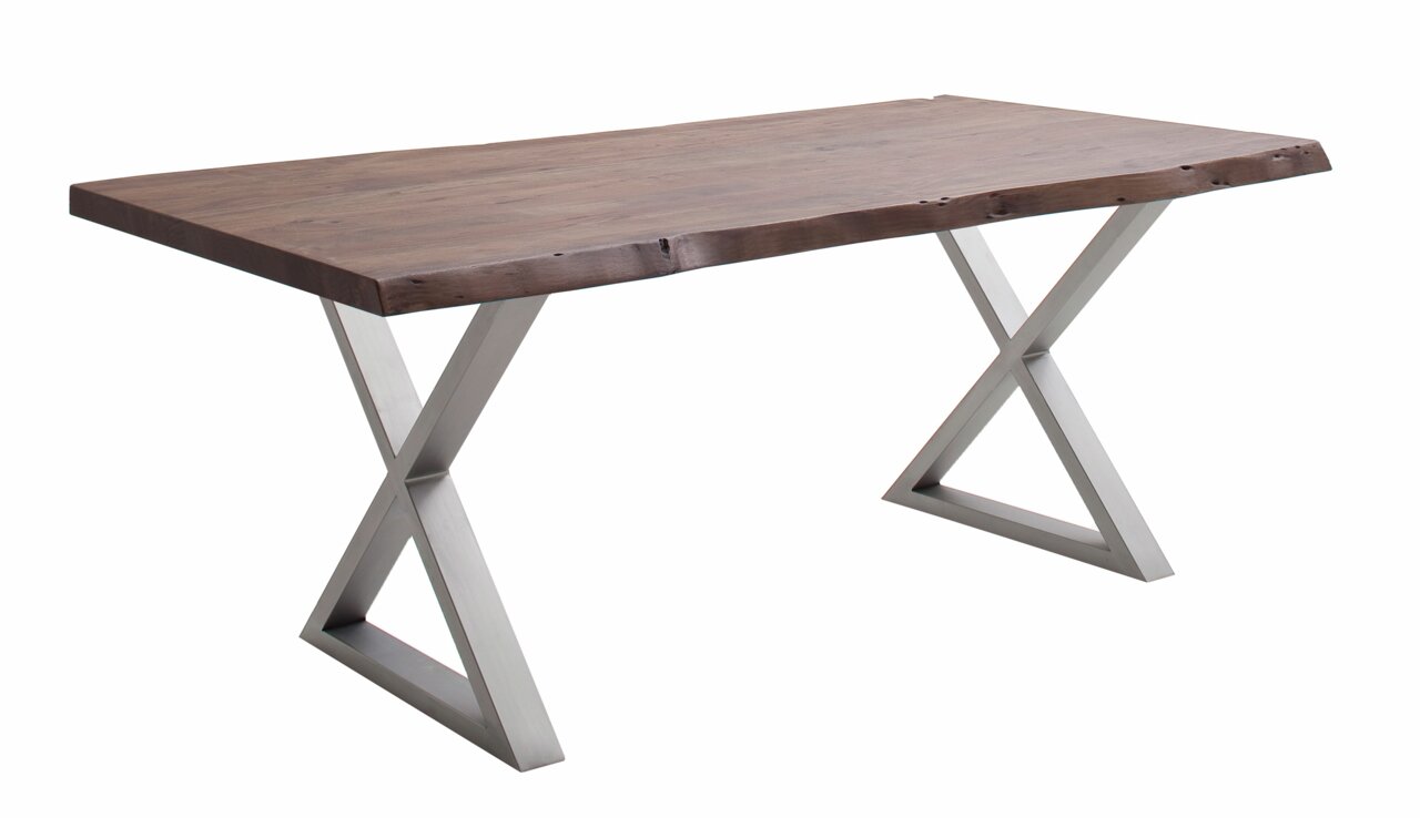 Moderner Esstisch mit einer Tischplatte aus Holz und X-förmigen Metallbeinen, seitliche Perspektive.