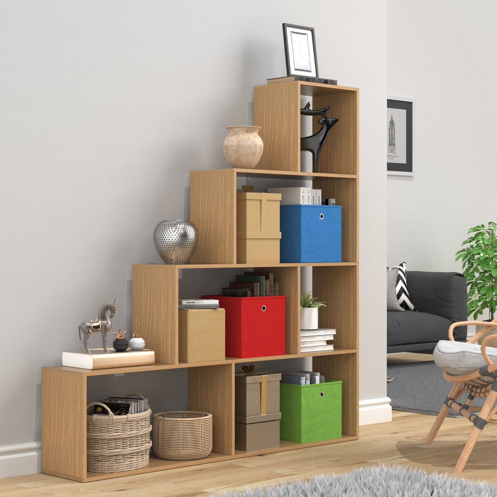 Modernes, stufenförmiges Holzregal mit offenen Fächern und farbigen Aufbewahrungsboxen sowie Deko-Objekten, fotografiert in leichter Frontansicht aus schrägem Winkel im Wohnzimmer.