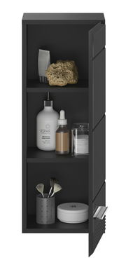 Schwarzer Hängeschrank mit geöffneter Tür, gefüllt mit Pflegeprodukten und Accessoires, aus frontaler Perspektive.