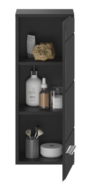Schwarzer Hängeschrank mit geöffneter Tür, gefüllt mit Pflegeprodukten und Accessoires, aus frontaler Perspektive.