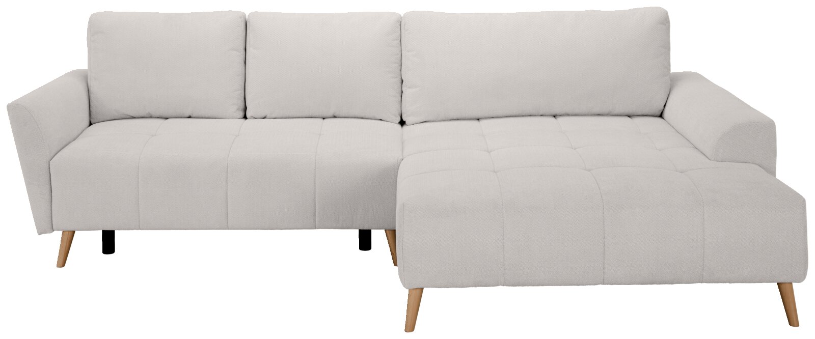 Hellgraues L-förmiges Ecksofa mit rechter Ottomane/Chaiselongue, gepolsterter und abgesteppten Sitzfläche, drei Rückenkissen und Holzfüßen, frontal von vorne freigestellt auf weißem Hintergrund
