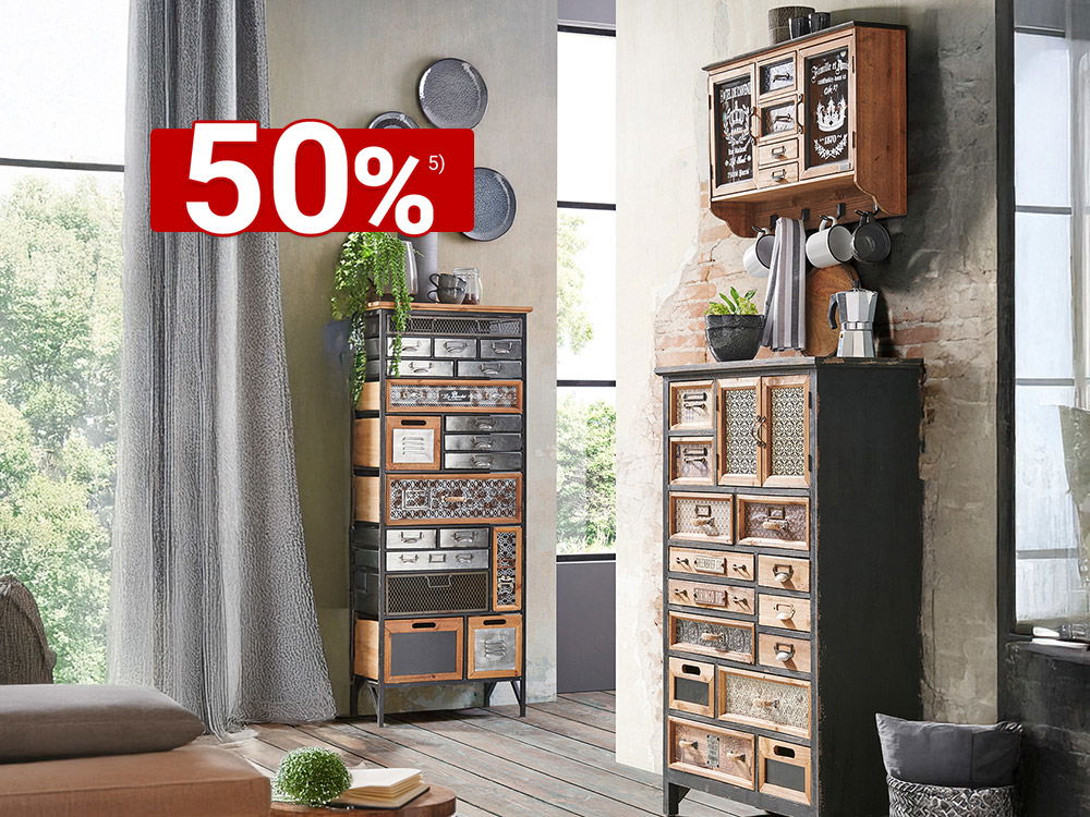 Vintage-Wohnzimmer mit zwei hohen Schränken aus Holz und Metall, vielen kleinen Schubladen und dekorativen Accessoires