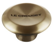 Deckelknopf in Hellgold von Le Creuset, seitliche Perspektive