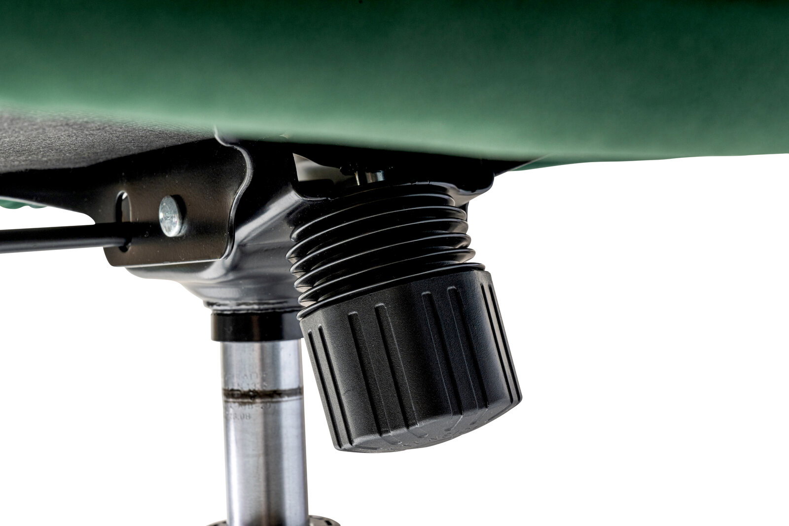 Nahaufnahme der Unterseite eines grünen Drehstuhls mit Fokus auf die Höhenverstellung.
