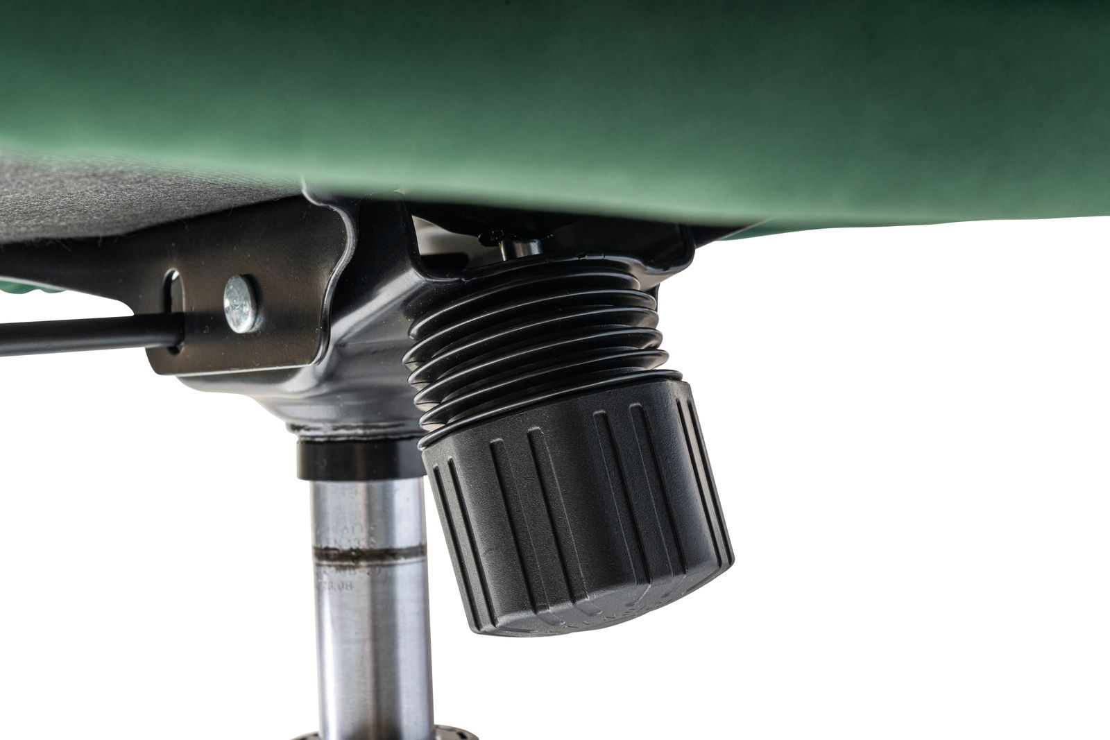 Nahaufnahme der Unterseite eines grünen Drehstuhls mit Fokus auf die Höhenverstellung.
