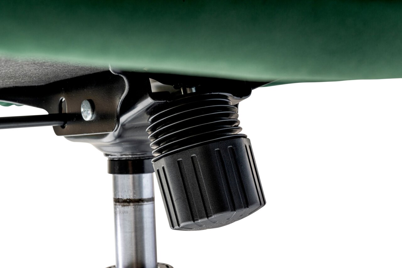 Close-up van de onderkant van een groene draaistoel, met de nadruk op de hoogteverstelling.