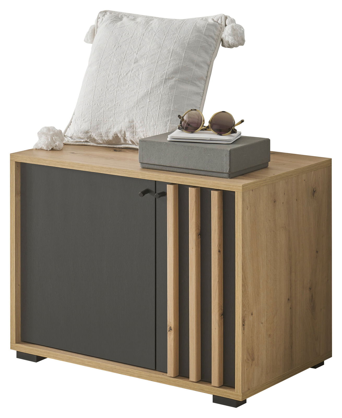 Garderobenbank aus Holz mit schwarzer Tür, dekoriert mit einem weißen Kissen und einer Sonnenbrille, seitliche Perspektive